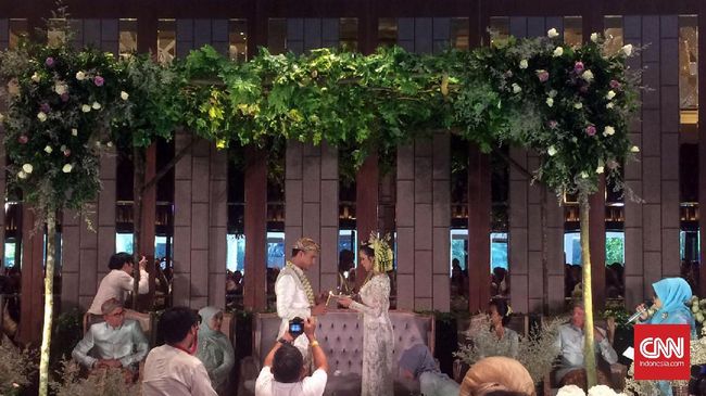 Setelah resmi dinyatakan sah sebagai suami istri, Raisa Andriana dan Hamish Daud menggelar prosesi adat Sunda seperti sungkeman, bantayan dan sawer pengantin.