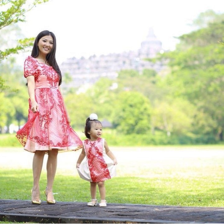 <p>Manis banget ibu dan anak ini pakai dresskembaran.  (Foto: Instagram @thaliaputrionsu)</p>