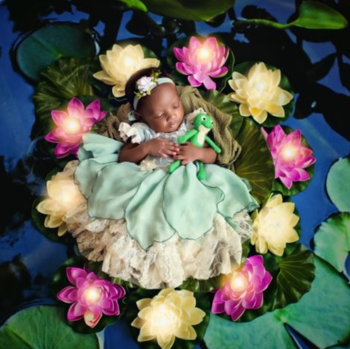 Si kodok setia banget menemani Putri Tiana cilik yang lagi terlelap. (Foto: Belly Beautiful Portrait via Babble)