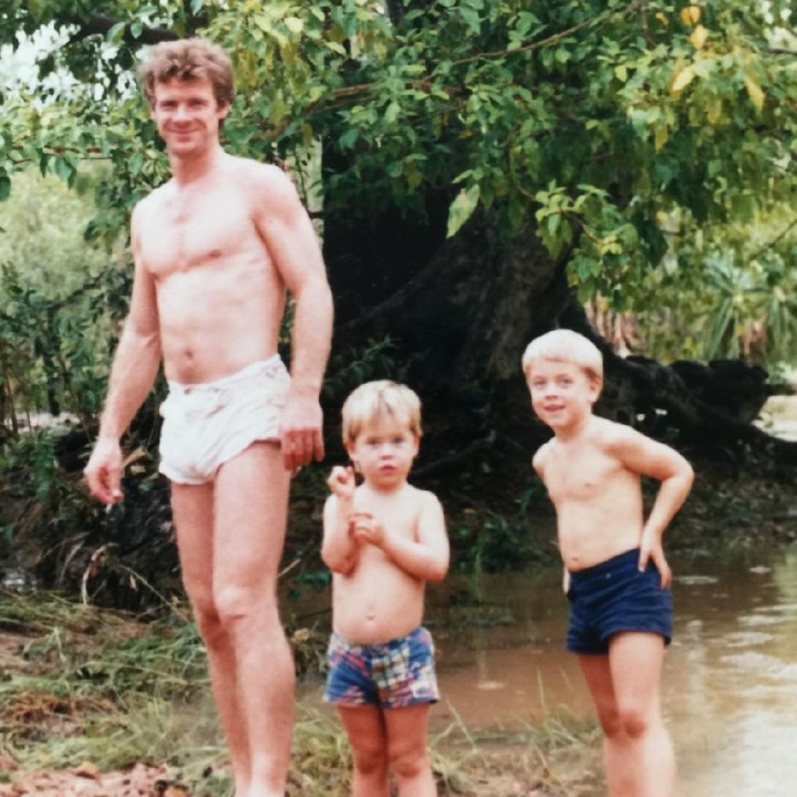 Rupanya, wajah mempesona pemeran Thor, Chris Hemsworth 'warisan' sang ayah ya. Hi hi hi. (Foto: Instagram/ @chrishemsworth)