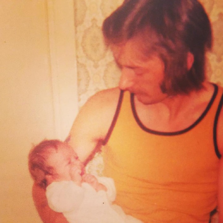 Begini rupa David Beckham saat bayi di gendongan sang ayah. ( Foto: Instagram/ @devidbeckham)