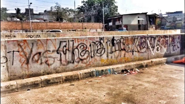 Kalau kamu mencoret-coret benda bersejarah atau tempat rekreasi, kamu disebut pelaku vandalisme. Tahukah kamu asal kata vandalisme ini tak seburuk maknanya?