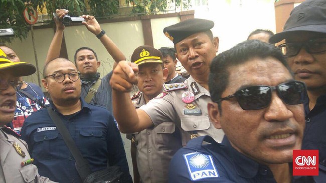 Massa memaksa menggelar aksi persis di depan gerbang masuk Gedung Kedubes Myanmar, bahkan bila perlu masuk ke area gedung. Aksi saling dorong sempat terjadi.