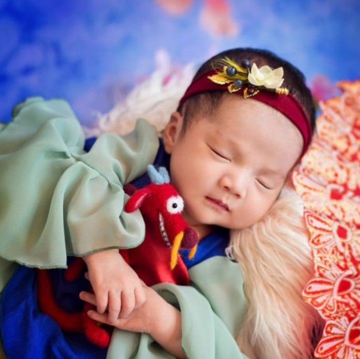 Wajah Putri Mulan yang lagi terlelap dari dekat. Cute abis! (Foto: Belly Beautiful Portrait via Babble)