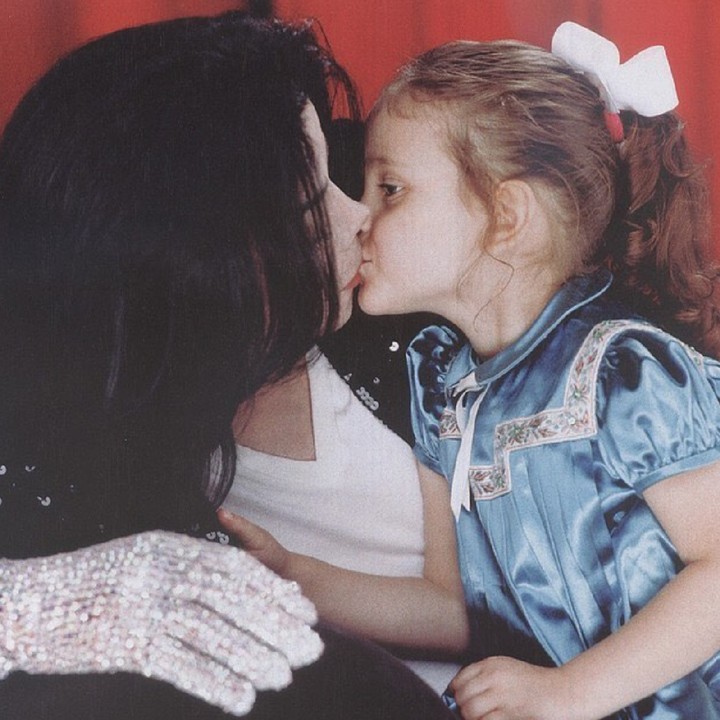 Potret masa kecil Paris Jackson bersama mendiang ayahnya, Raja Pop Michael Jackson. (Foto: Instagram/ @parisjackson)