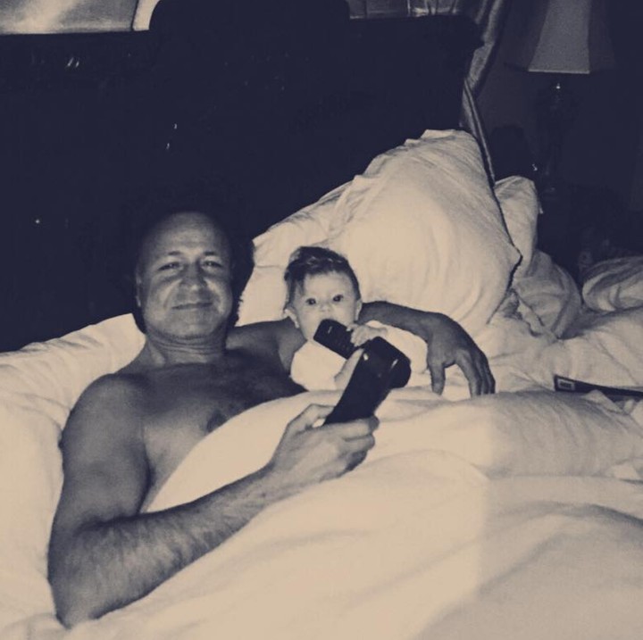 Hangatnya! Model Gigi Hadid dalam pelukan sang ayah. (Foto: Instagram/ @gigihadid)