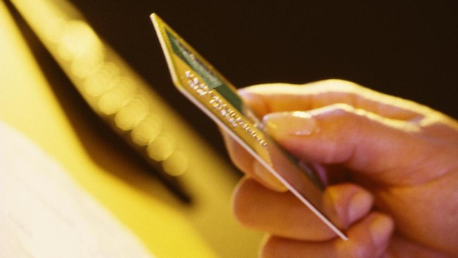 Bank Indonesia menegaskan larangan menggesek kartu ATM/debit dan kredit pada mesin kasir atau lainnya, selain pada mesin Electronic Data Capture (EDC).
