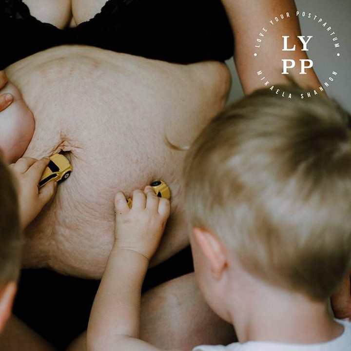 <p>Bahkan kini kalian bisa menjadikan perut Bunda seperti jalan untuk mobil-mobilan ya? Hi hi, kalian lucu, Nak. (Foto: Mikaela Shannon Photography)</p>