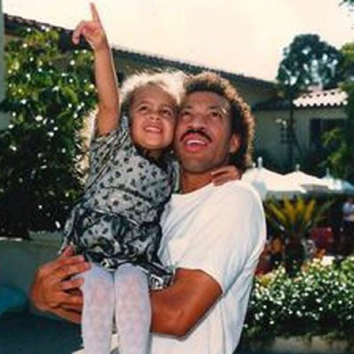 Nicole Richie kecil lagi melihat apa sih sama ayahnya? Happy banget! (Foto: Instagram/ @nicolerichie)