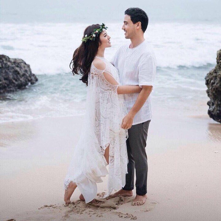 <p>Raisa Andriana dan Hamish Daud juga menggelar pesta pernikahan di Uluwatu, Bali pada 2017 lalu. Sebelum mengadakan pesta di Bali, mereka terlebih dahulu menikah di salah satu hotel bintang lima di Jakarta Pusat, Bunda. (Foto: Instagram@raisa6690)</p>