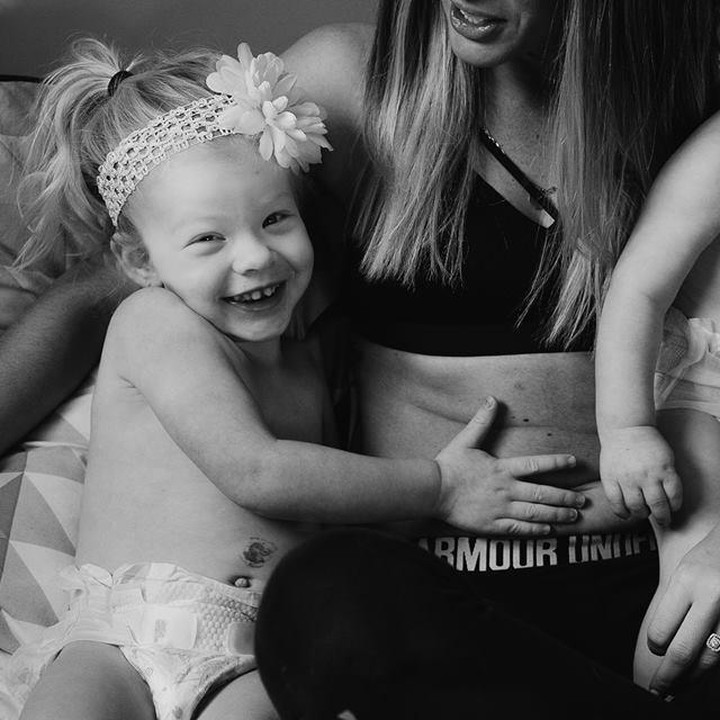 <p>Melihat si kecil tumbuh sehat dan gembira itu sudah cukup. Perut jadi menggelambil dan ber-stretch mark itu bukan masalah besar. (Foto: Mikaela Shannon Photography)</p>