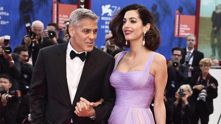 Datang ke acara formal, pasangan George Clooney dan Amal saling puji penampilan. Romantis deh!
