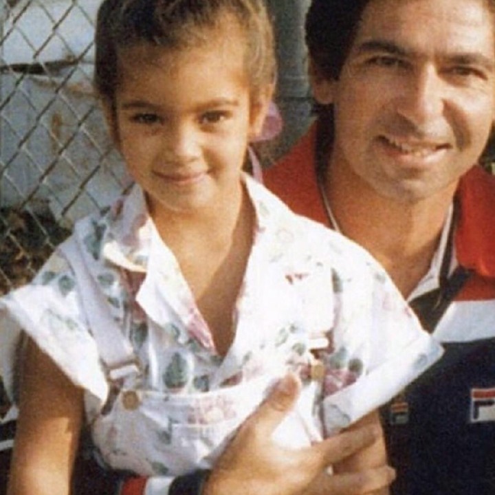 Kim Kardashian cilik saat berpose bersama sang ayah, Robert Kardashian. ( Foto: Instagram/ @kimkardashian)