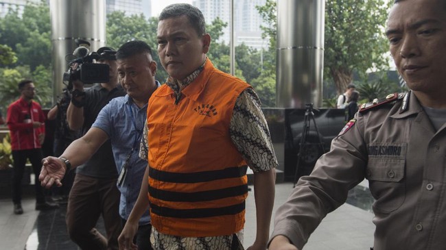 Hakim menjatuhkan pidana denda sebesar Rp300 juta kepada Amir Mirza Hutagalung, dan jika tak dibayar dia harus dipenjara empat bulan.