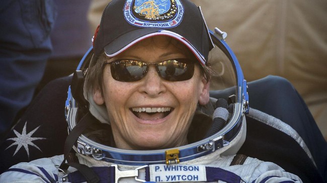 Whitson menjadi komandan perempuan pertama di ISS yang telah melakukan spacewalk terbanyak sekaligus hidup di luar angkasa paling lama.