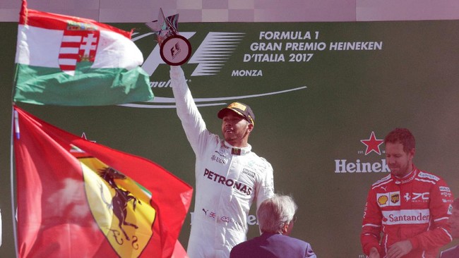 Pebalap Mercedes Lewis Hamilton berhasil mengambil alih puncak klasemen sementara Formula Satu (F1) usai menjuarai GP Italia, Minggu (3/9).