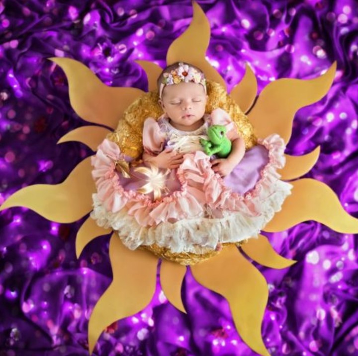 Wah, jadi Rapunzel, bayi ini juga punya rambut emas yang panjang lho. (Foto: Belly Beautiful Portrait via Babble)