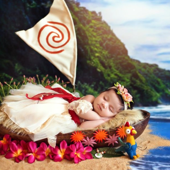 Wah, Moana tidur di atas perahu. Mau berlayar sama Maui ya? (Foto: Belly Beautiful Portrait via Babble)