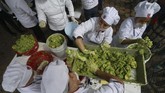 FOTO: Meksiko Pecahkan Rekor Dunia dengan 3 Ton Guacamole Sekitar 600 murid sekolah memasak dan 400 warga Buenos Aires membuat 3 ton guacamole untuk memecahkan rekor dunia.
