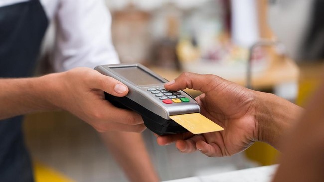 Nasabah belum tahu bahwa membiarkan merchant menggesek kartu debit/kredit di mesin kasir berpotensi menimbulkan aksi pencurian data nasabah.