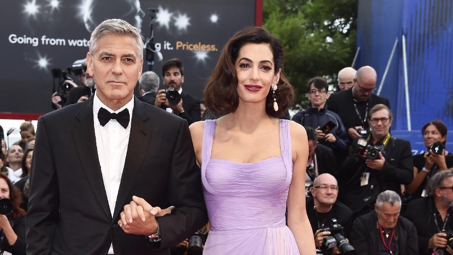 VENICE, ITALY - SEPTEMBER 02:  Amal Clooney and George Clooney walk the red carpet ahead of the 'Suburbicon' screening during the 74th Venice Film Festival at Sala Grande on September 2, 2017 in Venice, Italy.  (Photo by Vittorio Zunino Celotto/Getty Images)