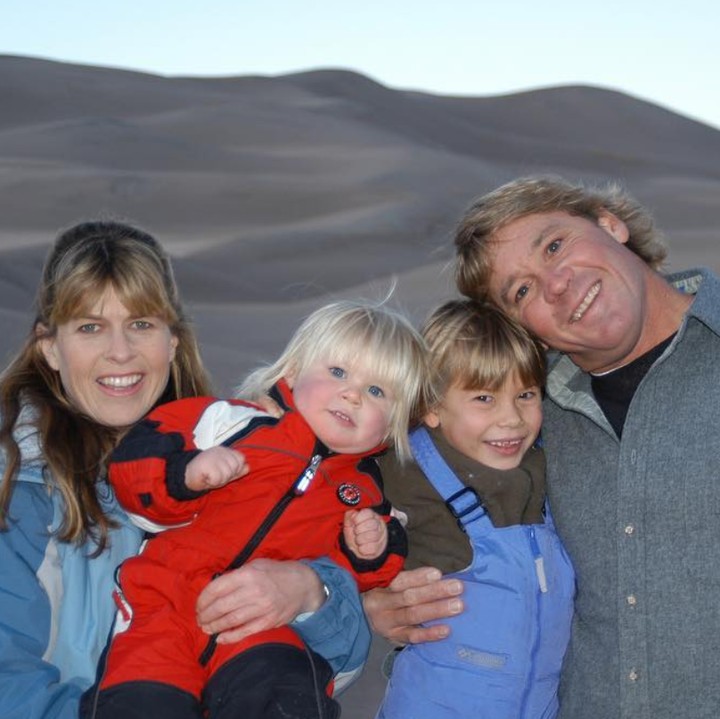 Masa kecil Bindi Irwin bersama mendiang sang ayah, Steve Irwin. Bindi kini juga mengikuti jejak sang ayah jadi 'penakluk' alam liar lho. (Foto: Instagram/ @bindisueirwin)