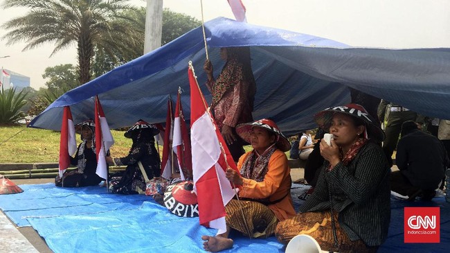 Aksi ini merupakan bentuk protes atas tindakan PT Semen Indonesia Tbk (Persero) yang tidak menaati hasil Kajian Lingkungan Hidup Strategis tahap I.