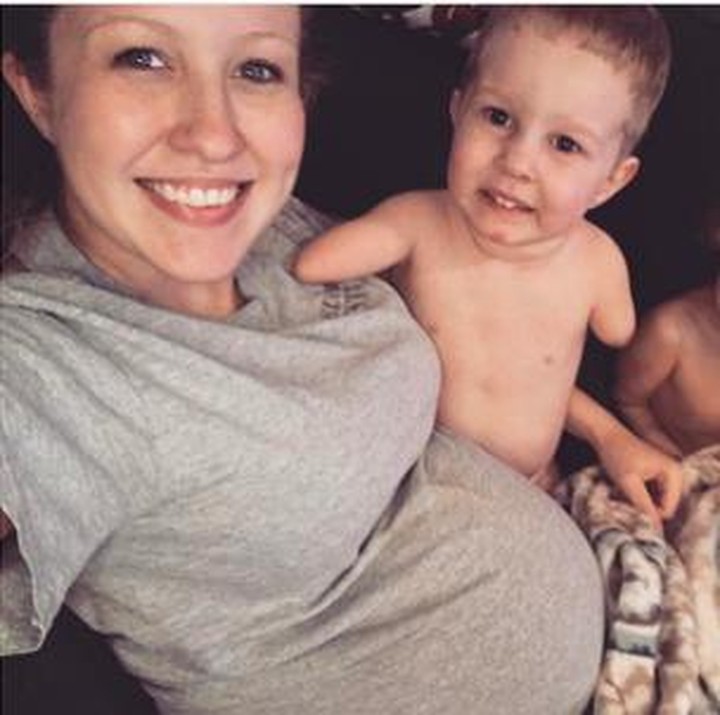 Camden bisa membantu mengurus adiknya yang masih bayi, seperti memberikan empeng pada si adik. Foto: Instagram/katiewhiddon