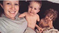 Camden bisa membantu mengurus adiknya yang masih bayi, seperti memberikan empeng pada si adik. Foto: Instagram/katiewhiddon