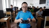 FOTO: Sekolah Khusus Pilot Drone Demi Sebuah Lisensi Pemerintah China serius mengatur penerbangan drone dengan membuat sekolah khusus pilot drone di Beijing.