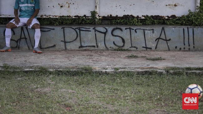 Pemain legendaris seperti Ilham Jaya Kesuma dan Firman Utina besar di Stadion Benteng. Kini, stadion kebanggaan Tangerang itu terbengkalai.