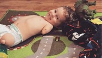 Padahal anak ini justru lebih mandiri dari anak-anak kebanyakan, lho, Bun. Foto: Instagram/katiewhiddon