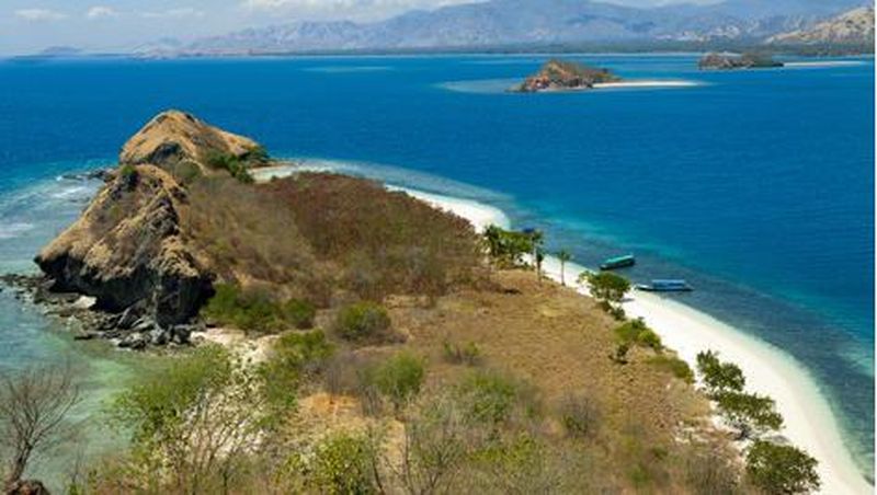Yachter dari berbagai dunia mendapatkan sambutan hangat dari Kemenpar dan masyarakat Riung, Kabupaten Ngada, NTT saat bersandar di Pantai Riung.