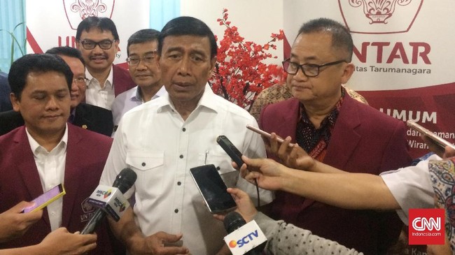 Wiranto mengimbau FPI mengikuti peraturan dari pemerintah Indonesia jika ingin ikut memberikan bantuan ke Myanmar terkait dengan dugaan pembantaian di sana.