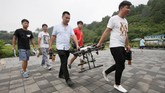 FOTO: Sekolah Khusus Pilot Drone Demi Sebuah Lisensi Pemerintah China serius mengatur penerbangan drone dengan membuat sekolah khusus pilot drone di Beijing.