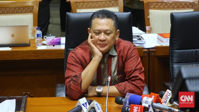 Politikus Golkar Bambang Soesatyo sedianya dipanggil hari ini, namun tidak hadir karena kegiatan lain terkait dengan partai.
