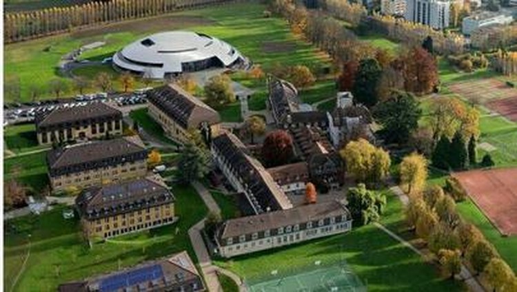 Institut Le Rosey dikenal sebagai sekolah paling mahal di dunia. Konon biayanya sekitar Rp 1,5 miliar setahun.