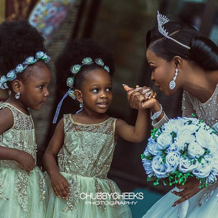 <p>Dua bridesmaid cilik ini sampai terpukau sama mempelai wanitanya, Bun. (Foto: Instagram @chubbycheeksphotography)</p>