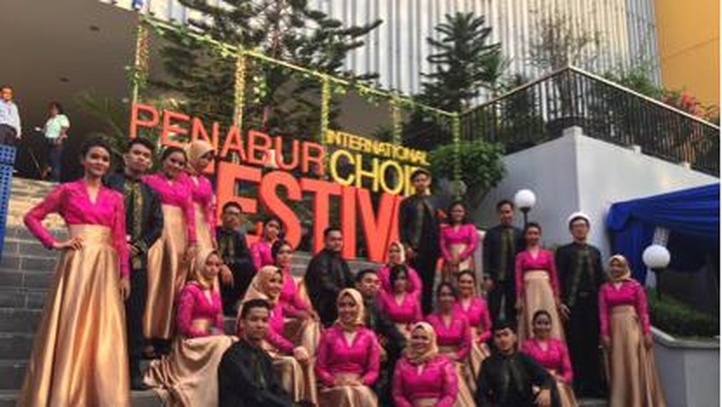 Pembentukan karakter remaja ternyata bisa terjadi juga melalui keikutsertaan remaja ke dalam kelompok paduan suara.