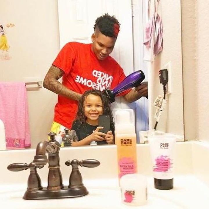 <p>Ayah selebgram yang satu ini memang terkenal suka menata rambut putrinya (Foto: Instagram/ @icemikeloveasia)</p>