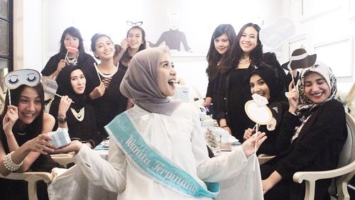 Foto: Gaya Hijab Simpel Laudya Cynthia Bella Saat Bridal Shower Foto: Gaya Hijab Simpel Laudya Cynthia Bella Saat Bridal Shower