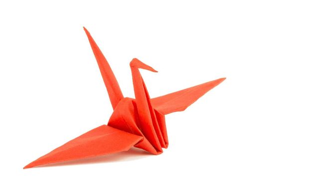 Berbekal iseng dan kreatif, seorang warga Jepang berhasil membuat origami bangau berbahan kulit pangsit yang bisa dimakan. 