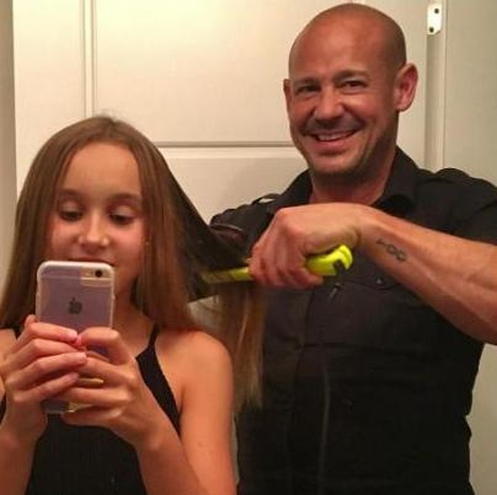 <p>Ayah yang satu ini kayaknya udah paham banget cara mencatok rambut. (Foto: Instagram/ @designer_dino)</p>