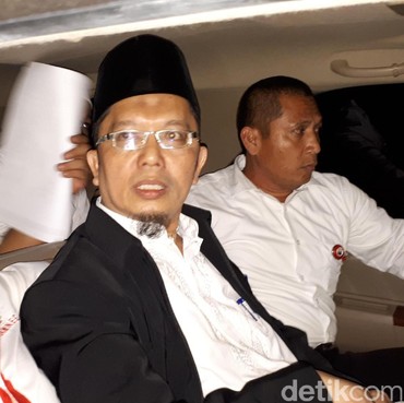 Sosok Ustaz Alfian Tanjung Heboh Minta Paus Fransiskus Dideportasi