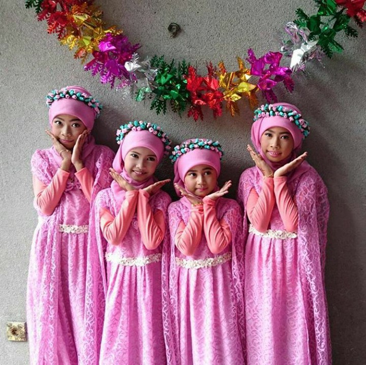 <p> Nah, kalau yang ini gayanya kompak dan meriah banget ya Bun, hi hi hi. (Foto: Instagram @yuniimeynyun)</p>
