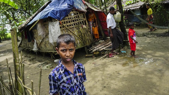 Sejumlah warga Rohingya beraktivitas di kamp pengungsian internal Sittwe, negara bagian Rakhine, Myanmar, Minggu (3/9). Keadaan yang semakin memanas saat ini membuat masyarakat Rohingya di Sittwe semakin tertekan. ANTARA FOTO/Willy Kurniawan/wsj/foc/17.