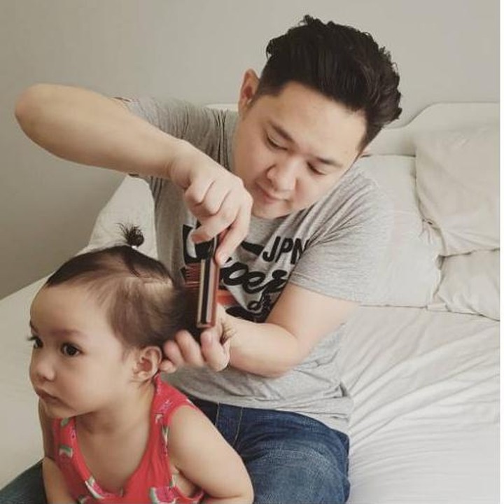 <p>Wah, ayah satu ini kayaknya udah biasa banget menata rambut anaknya ya, Bun? Hi hi hi. (Foto: Instagram/ @suzie_md)</p>