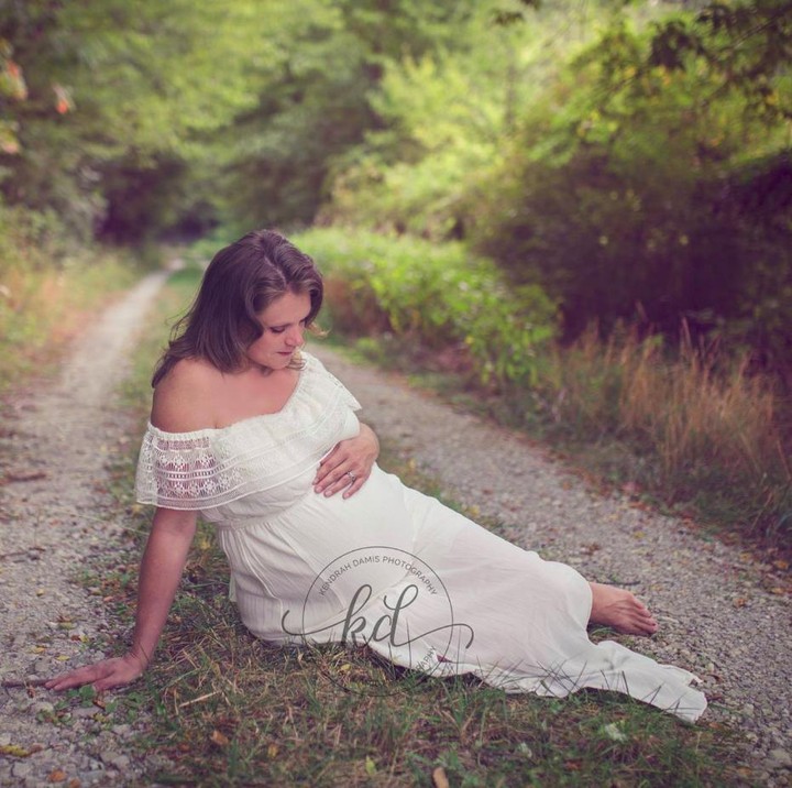 Emily sempat kehilangan bayinya. Beternak lebah jadi salah satu hal yang bisa menenangkan Emily. Sejak itulah dia berniat melibatkan lebah dalam maternity photoshoot-nya. (Foto: Kendrah Damis Photography)