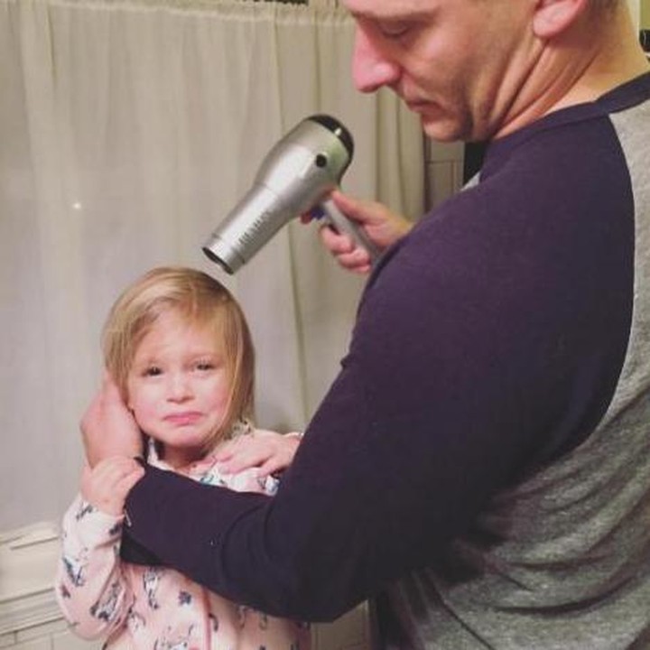 <p>Duh, anaknya kepanasan kena hairdryer tuh, Yah. (Foto: Instagram/ @mrswillis050611)</p>