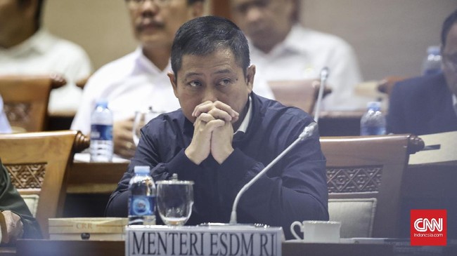 Menteri ESDM Ignatius Jonan menegaskan, tarif listrik tak akan naik hingga akhir tahun ini. Konsekuensinya, PLN diperkirakan kehilangan pendapatan Rp5 triliun.